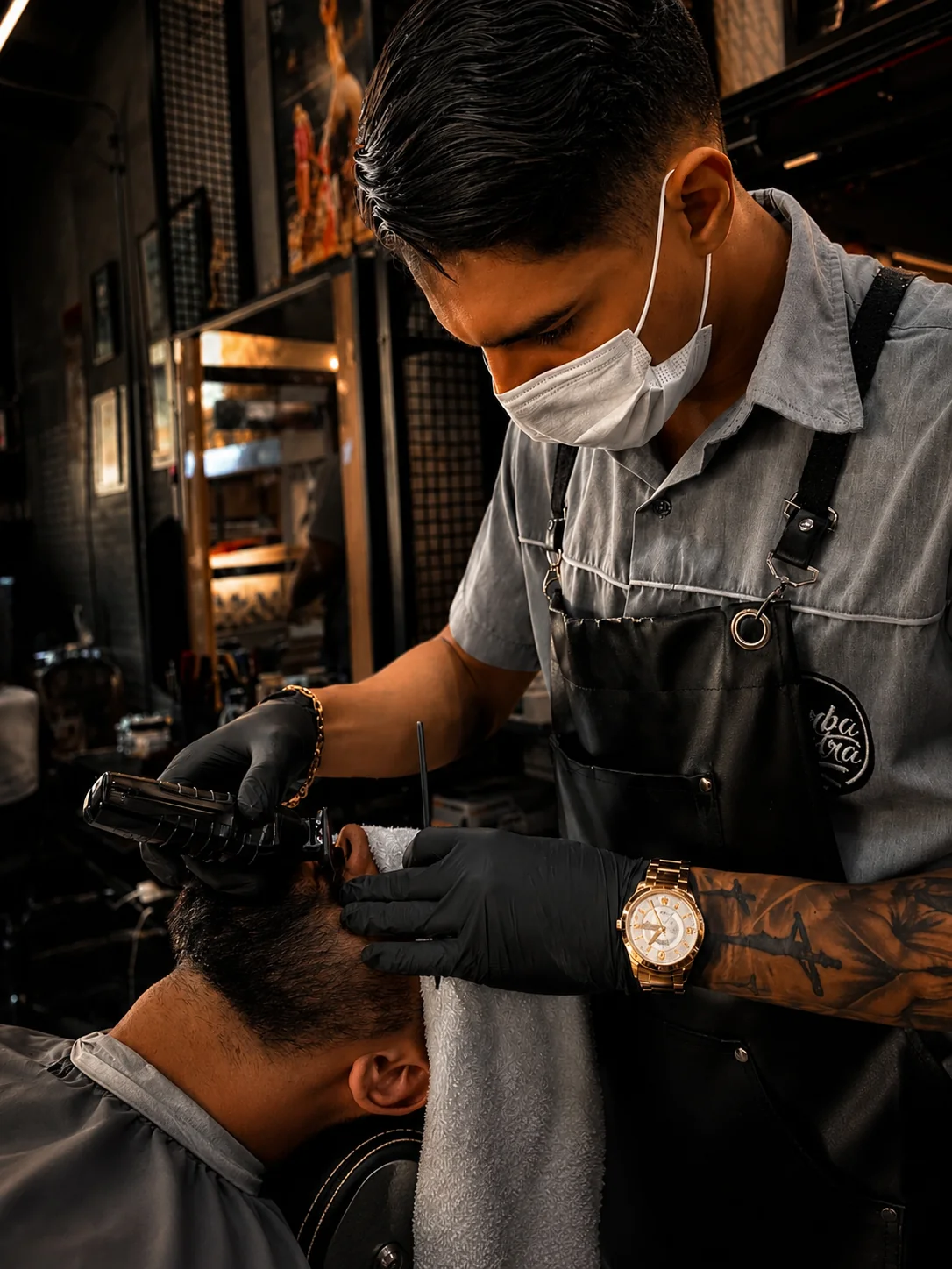 Barbeiro atendendo cliente na Barba Nostra