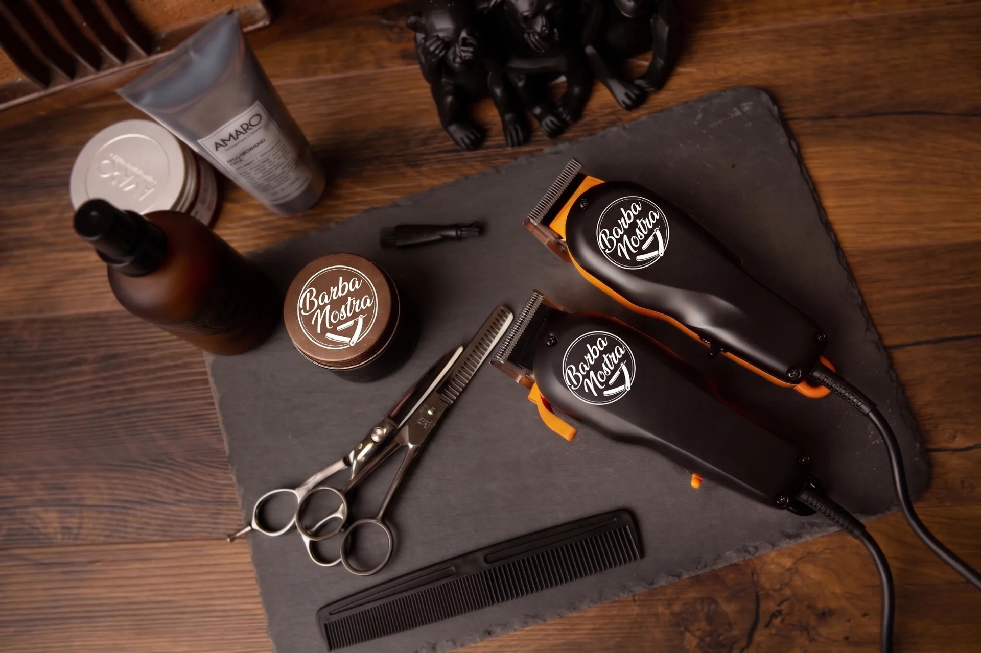 Barbeiro realizando um corte masculino em ambiente premium